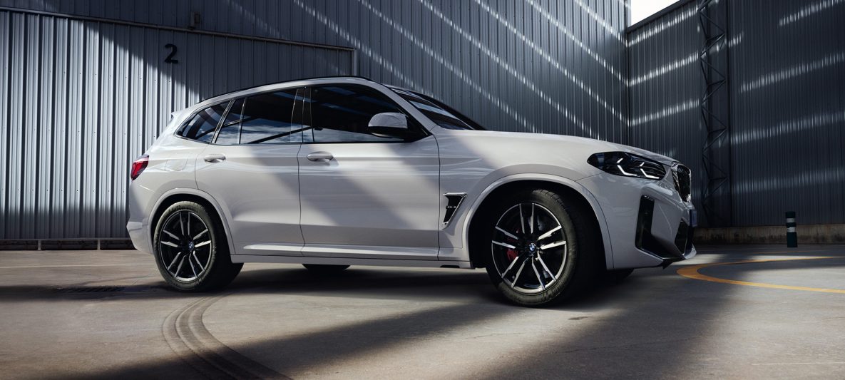 BMW X3 M F97 LCI Facelift 2021 Alpinweiß Seitenansicht stehend